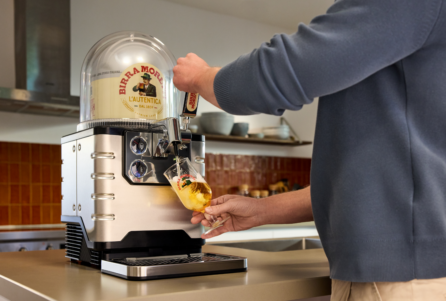 Pouring beer from Birra Moretti BLADE beer machine