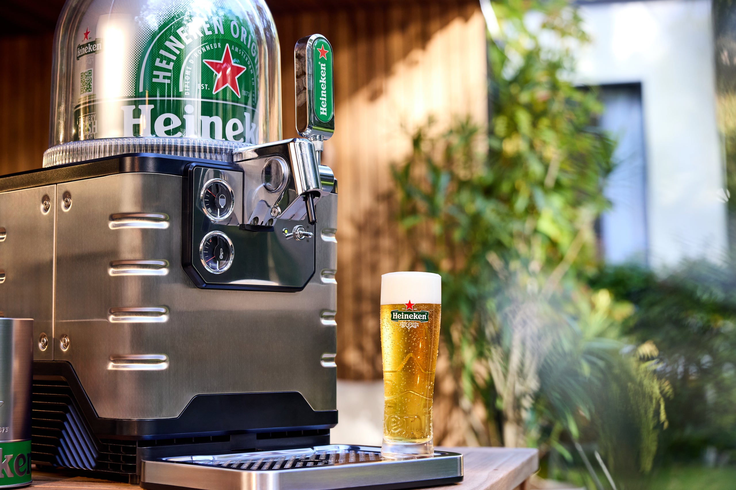 BLADE Beer tap with a Heineken beer keg, a Heineken tap handle and a glass of freshly poured Heineken beer