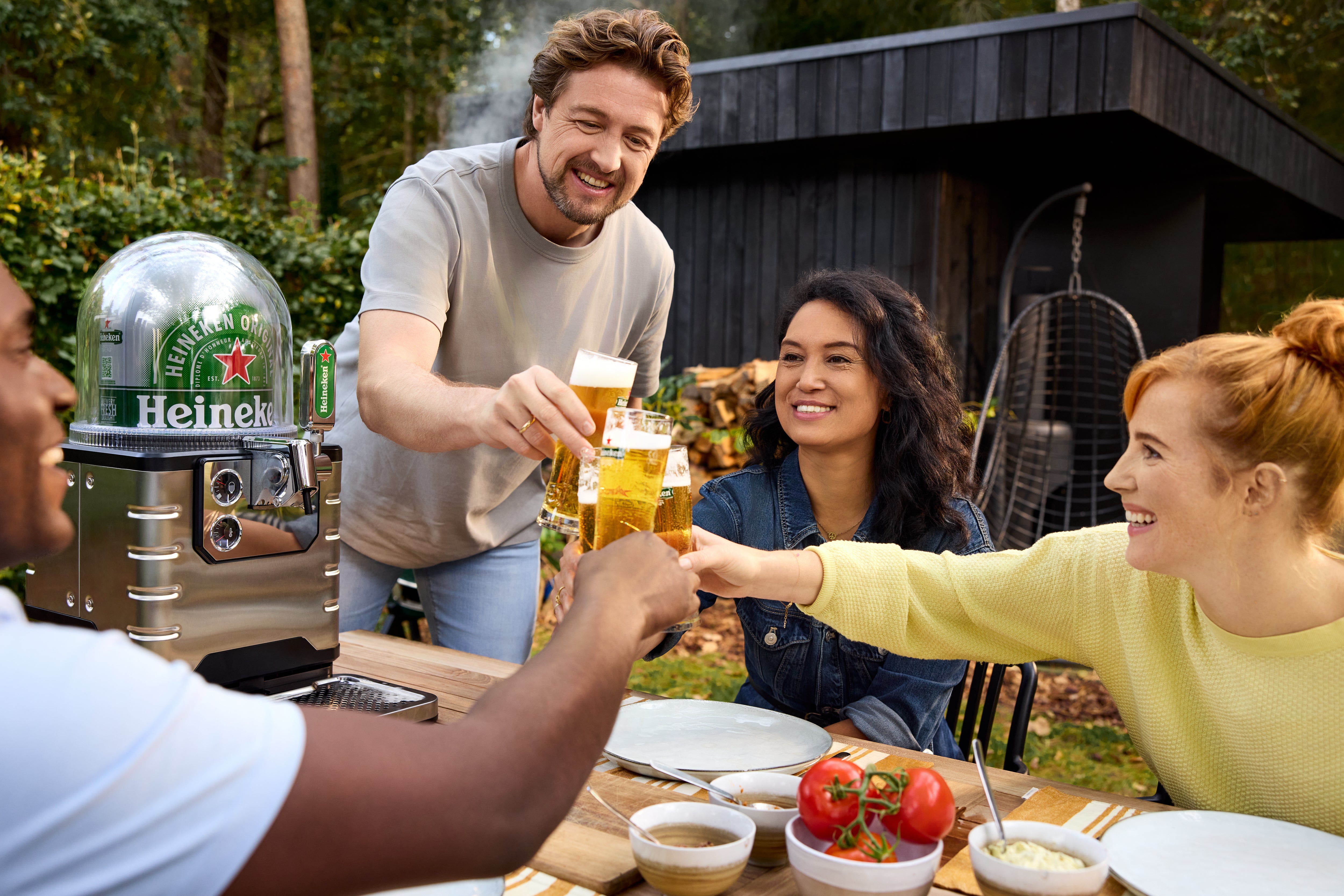 Heineken Blade dispenser in garden party – group enjoying draught beer outdoors with Blade beer machine