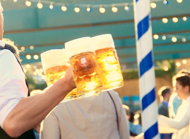 Bier tragen auf dem Oktoberfest